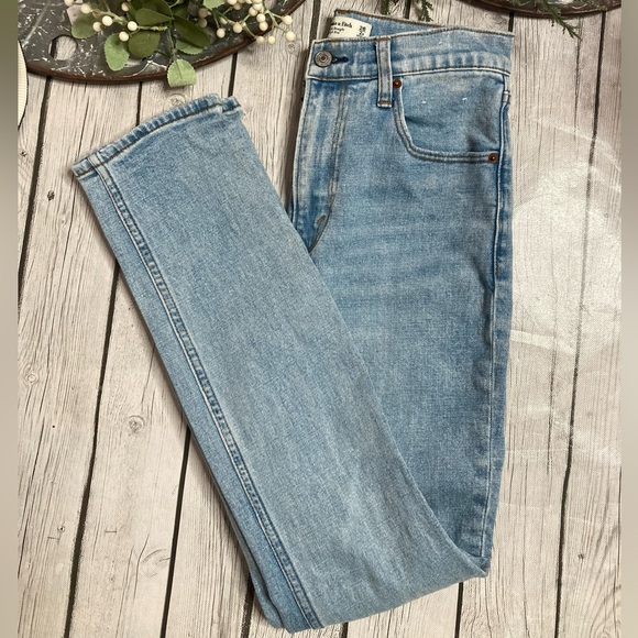 Abercrombie & Fitch 90’s Slim Straight Ultra High Rise Jeans - Picture 3 of 10